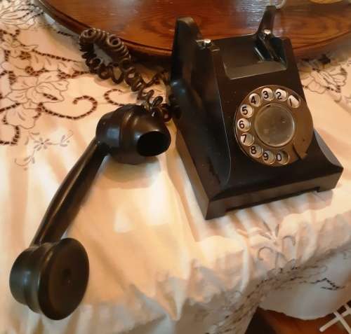 Vintage Black Bakelite telephone in good condition