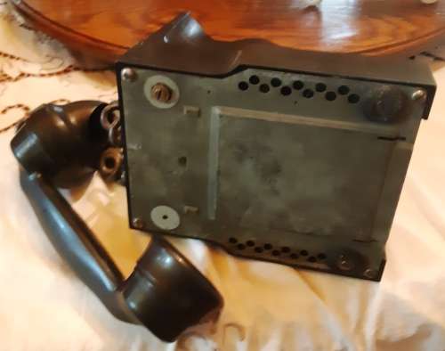 Vintage Black Bakelite telephone in good condition