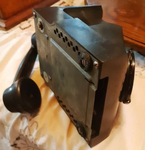 Vintage Black Bakelite telephone in good condition