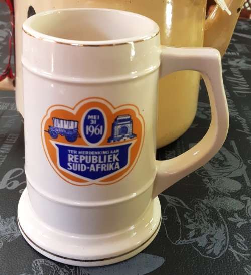 Ter Herdenking aan Republiek Suid-Afrika 31 Mei 1961 Herdenkings Beker- H 14.5 cm, BDm W 23 cm
