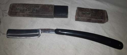 Vintage hand forged Bengall throat Razor-made by Sheffield England - good condition/original box
