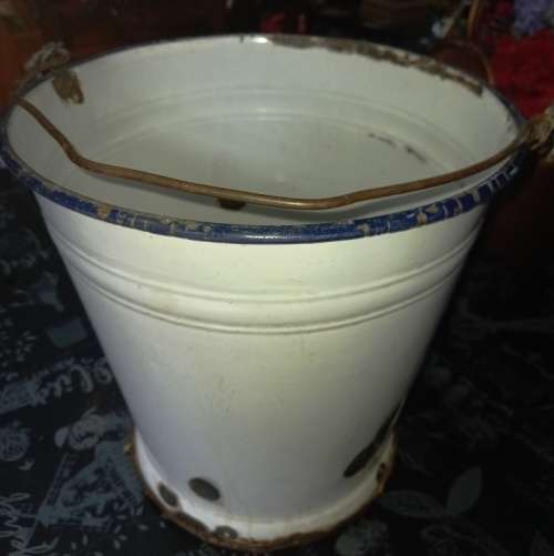 Good quality antique enamel bucket with wire handle and blue trimming-H 32 cm, TW 31 cm - no holes