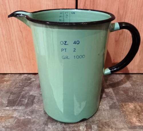 Vintage 40 oz, 2 Pints 1000 g Green Enamel measuring cup with black trimmings-good condition-