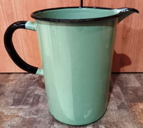 Vintage 40 oz, 2 Pints 1000 g Green Enamel measuring cup with black trimmings-good condition-