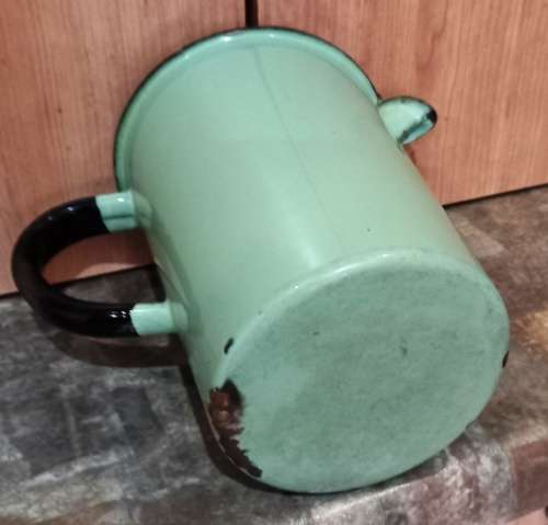 Vintage 40 oz, 2 Pints 1000 g Green Enamel measuring cup with black trimmings-good condition-