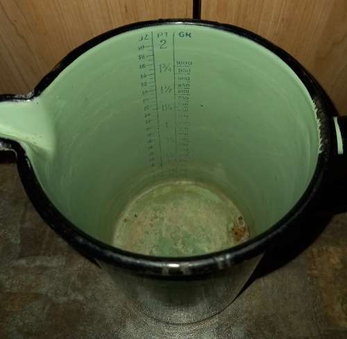 Vintage 40 oz, 2 Pints 1000 g Green Enamel measuring cup with black trimmings-good condition-