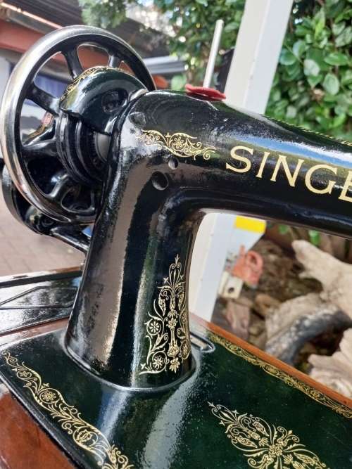 Antique 1949 Singer Sewing Machine-Serial no EF 113642  in very good condition and in working order