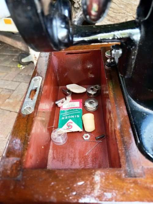Antique 1949 Singer Sewing Machine-Serial no EF 113642  in very good condition and in working order