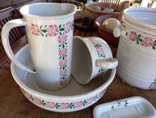 Stunning 6 Piece vintage good quality white flowers enamel set-very good condition-free shipping