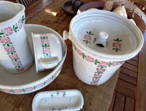 Stunning 6 Piece vintage good quality white flowers enamel set-very good condition-free shipping