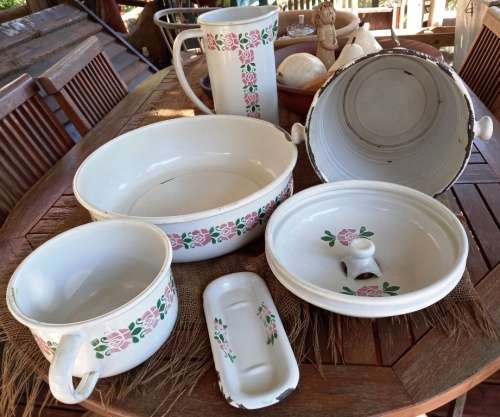 Stunning 6 Piece vintage good quality white flowers enamel set-very good condition-free shipping