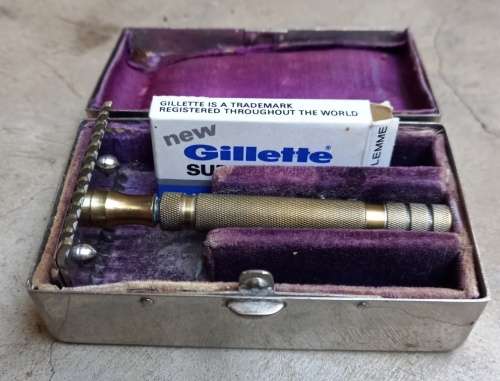 Vintage good quality German Razor with 4 blades in original presentation box-working order