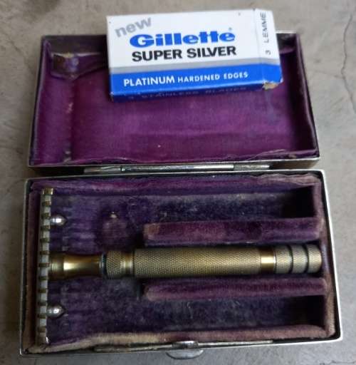 Vintage good quality German Razor with 4 blades in original presentation box-working order