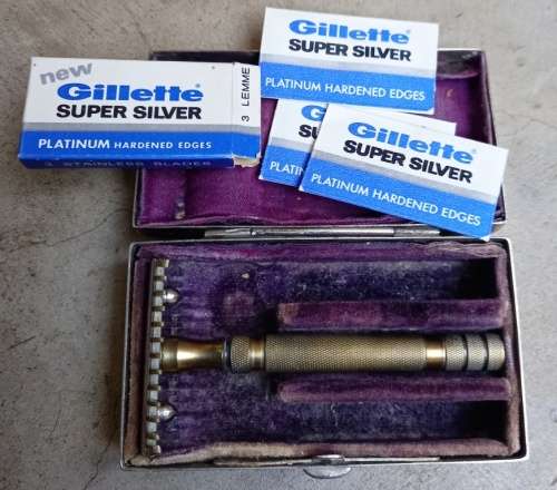 Vintage good quality German Razor with 4 blades in original presentation box-working order