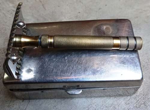 Vintage good quality German Razor with 4 blades in original presentation box-working order