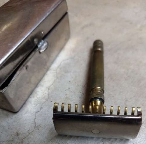 Vintage good quality German Razor with 4 blades in original presentation box-working order