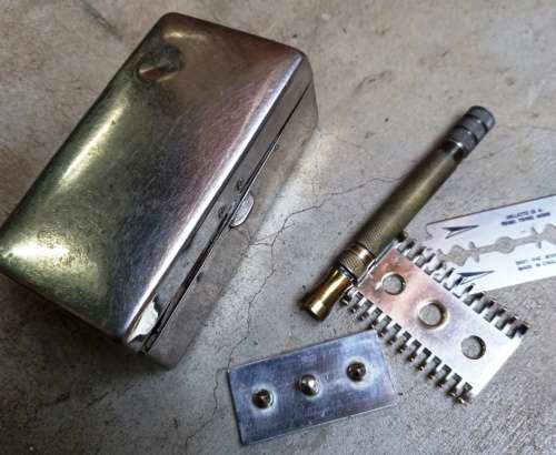 Vintage good quality German Razor with 4 blades in original presentation box-working order