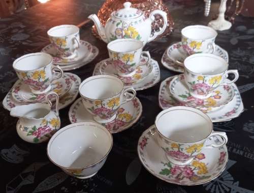 Beautiful  25 piece vintage Tuscan Fine English Bone China England "Yuan"" Tea Set