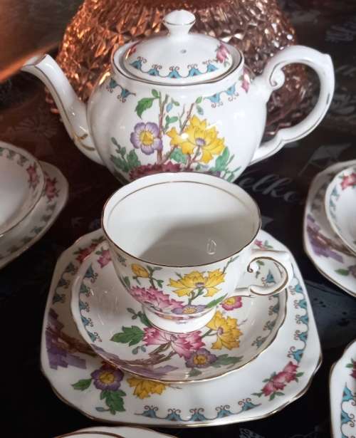 Beautiful  25 piece vintage Tuscan Fine English Bone China England "Yuan"" Tea Set