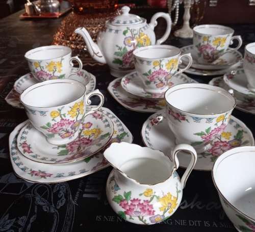 Beautiful  25 piece vintage Tuscan Fine English Bone China England "Yuan"" Tea Set