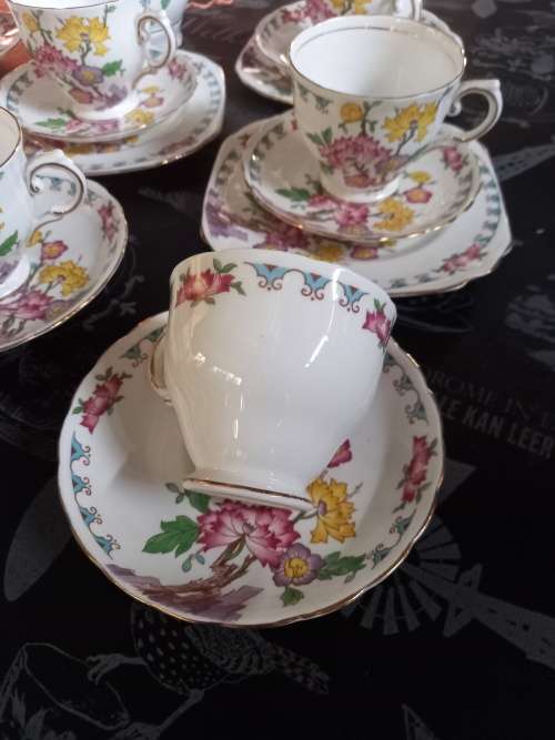 Beautiful  25 piece vintage Tuscan Fine English Bone China England "Yuan"" Tea Set