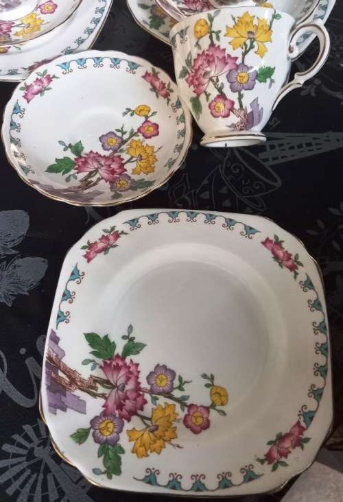 Beautiful  25 piece vintage Tuscan Fine English Bone China England "Yuan"" Tea Set