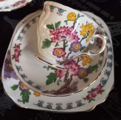 Beautiful  25 piece vintage Tuscan Fine English Bone China England "Yuan"" Tea Set