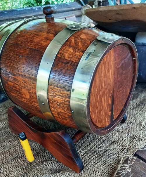 Vintage Solid Oak Wine Barrel in good condition-35 cm x 32 cm x 24 cm