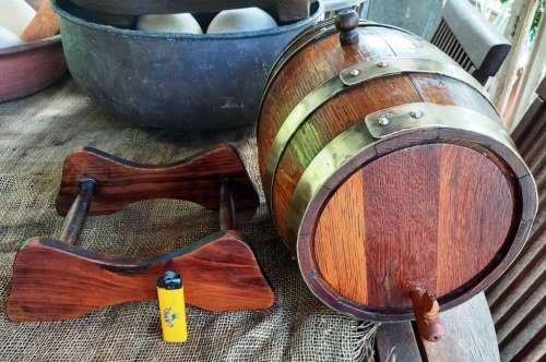 Vintage Solid Oak Wine Barrel in good condition-35 cm x 32 cm x 24 cm