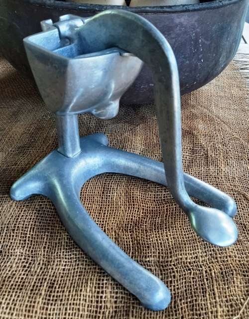 Vintage Fruit Juicer hand press- good working condition 24 cm x 23 cm x 16 cm