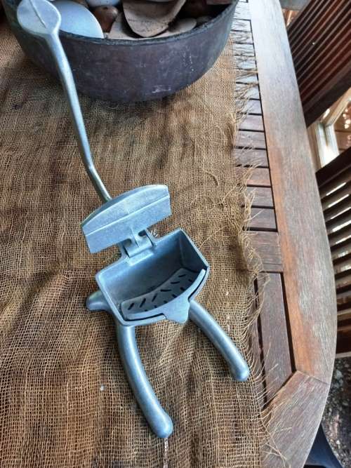 Vintage Fruit Juicer hand press- good working condition 24 cm x 23 cm x 16 cm