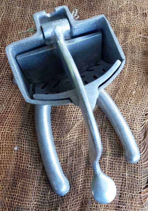 Vintage Fruit Juicer hand press- good working condition 24 cm x 23 cm x 16 cm