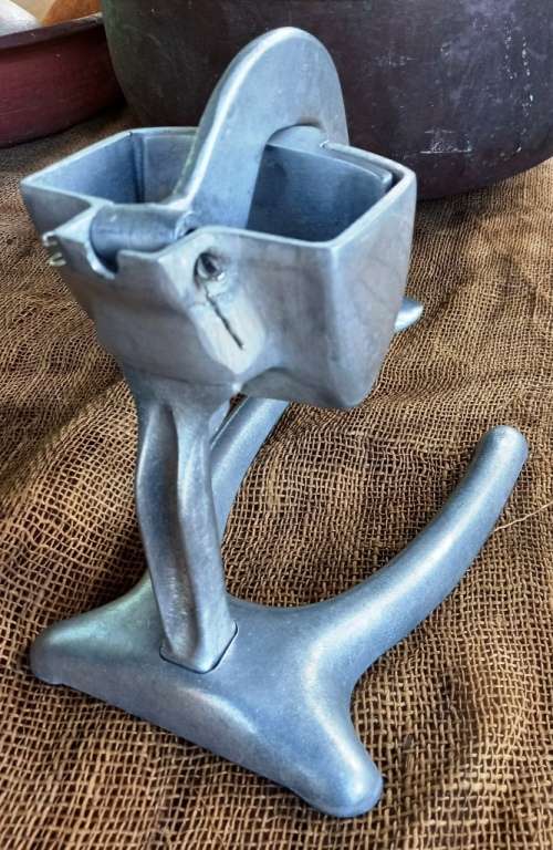 Vintage Fruit Juicer hand press- good working condition 24 cm x 23 cm x 16 cm
