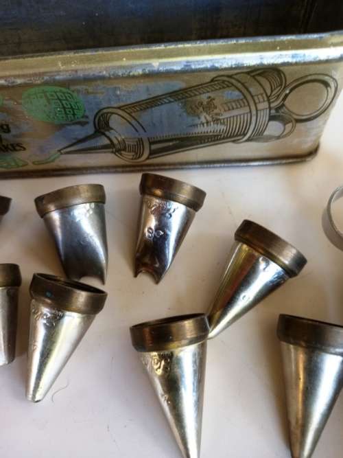 Vintage 1950`s good quality `Tala` Syringe for Cake Decorating-Made in England-in tin box