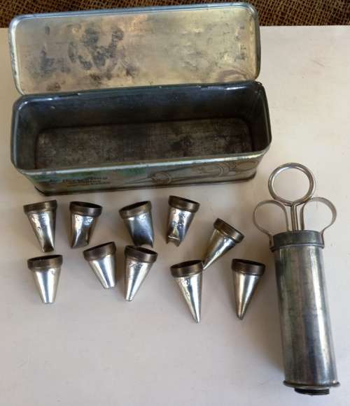 Vintage 1950`s good quality `Tala` Syringe for Cake Decorating-Made in England-in tin box