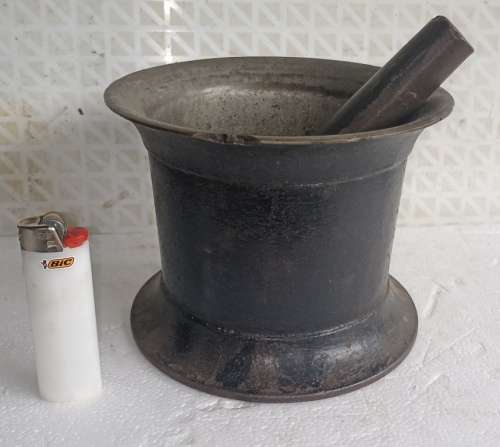 Vintage big heavy good quality Cast Iron Mortar and Pestle-E Pugh & Co, Wednesbury- W 4 Kg`s
