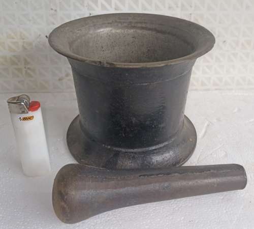 Vintage big heavy good quality Cast Iron Mortar and Pestle-E Pugh & Co, Wednesbury- W 4 Kg`s