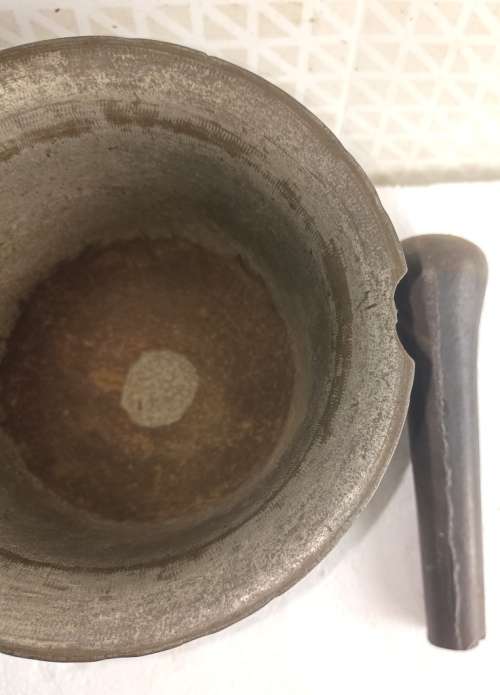 Vintage big heavy good quality Cast Iron Mortar and Pestle-E Pugh & Co, Wednesbury- W 4 Kg`s