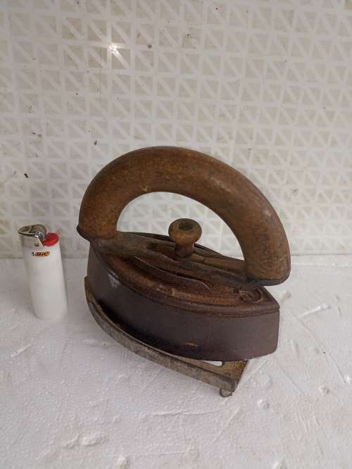 Vintage cast iron clip oniron with wooden hand for ironing of clothes & rest