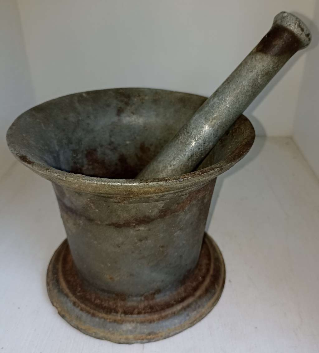 Vintage heavy good quality cast iron mortar and Pestle-Mortar H 13 cm, Top dia 21 cm, Pestle L 21 cm