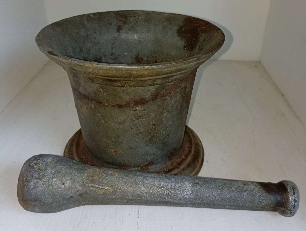 Vintage heavy good quality cast iron mortar and Pestle-Mortar H 13 cm, Top dia 21 cm, Pestle L 21 cm