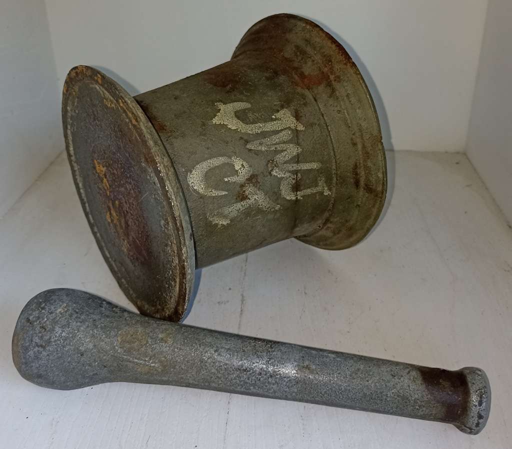 Vintage heavy good quality cast iron mortar and Pestle-Mortar H 13 cm, Top dia 21 cm, Pestle L 21 cm