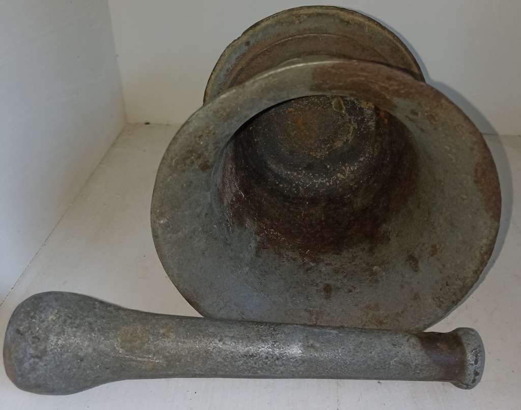 Vintage heavy good quality cast iron mortar and Pestle-Mortar H 13 cm, Top dia 21 cm, Pestle L 21 cm