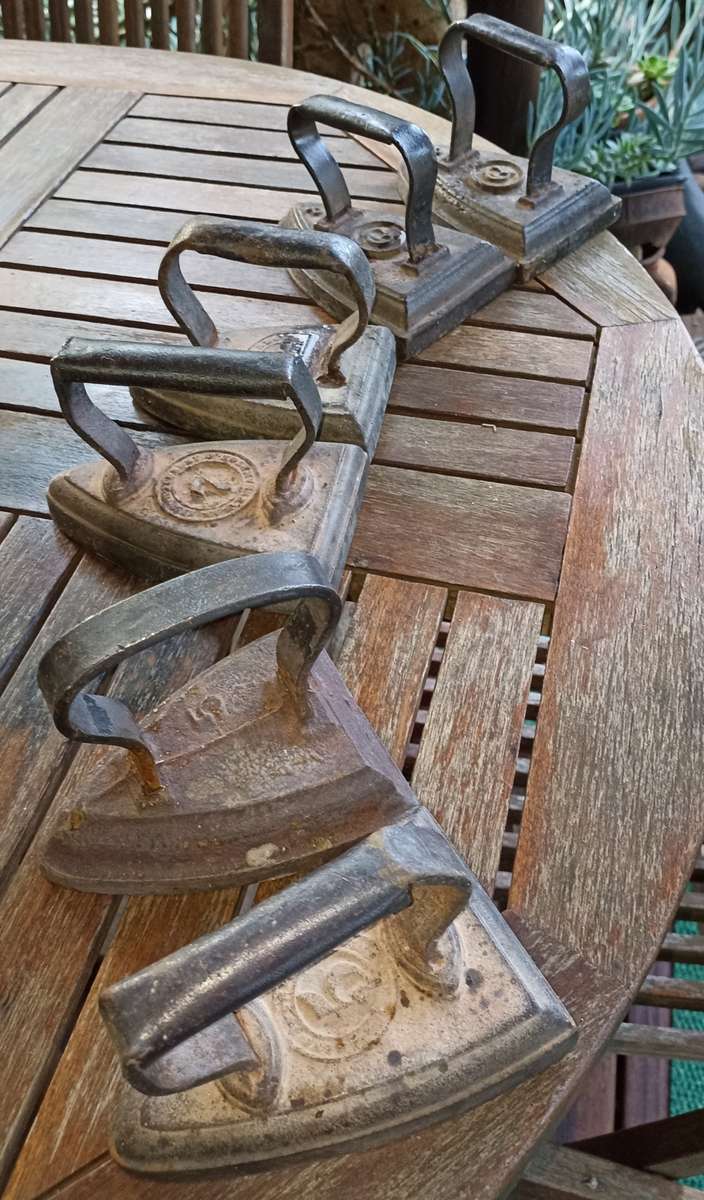 Vintage Cast Irons (2 x no 5`s: 2 x no 7`s, 2 x no 8`s)- NB! sell per iron not as lot