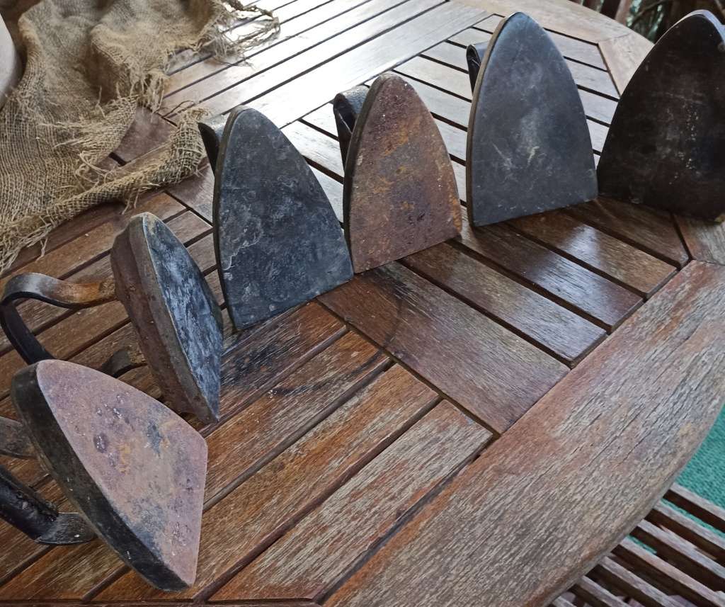 Vintage Cast Irons (2 x no 5`s: 2 x no 7`s, 2 x no 8`s)- NB! sell per iron not as lot