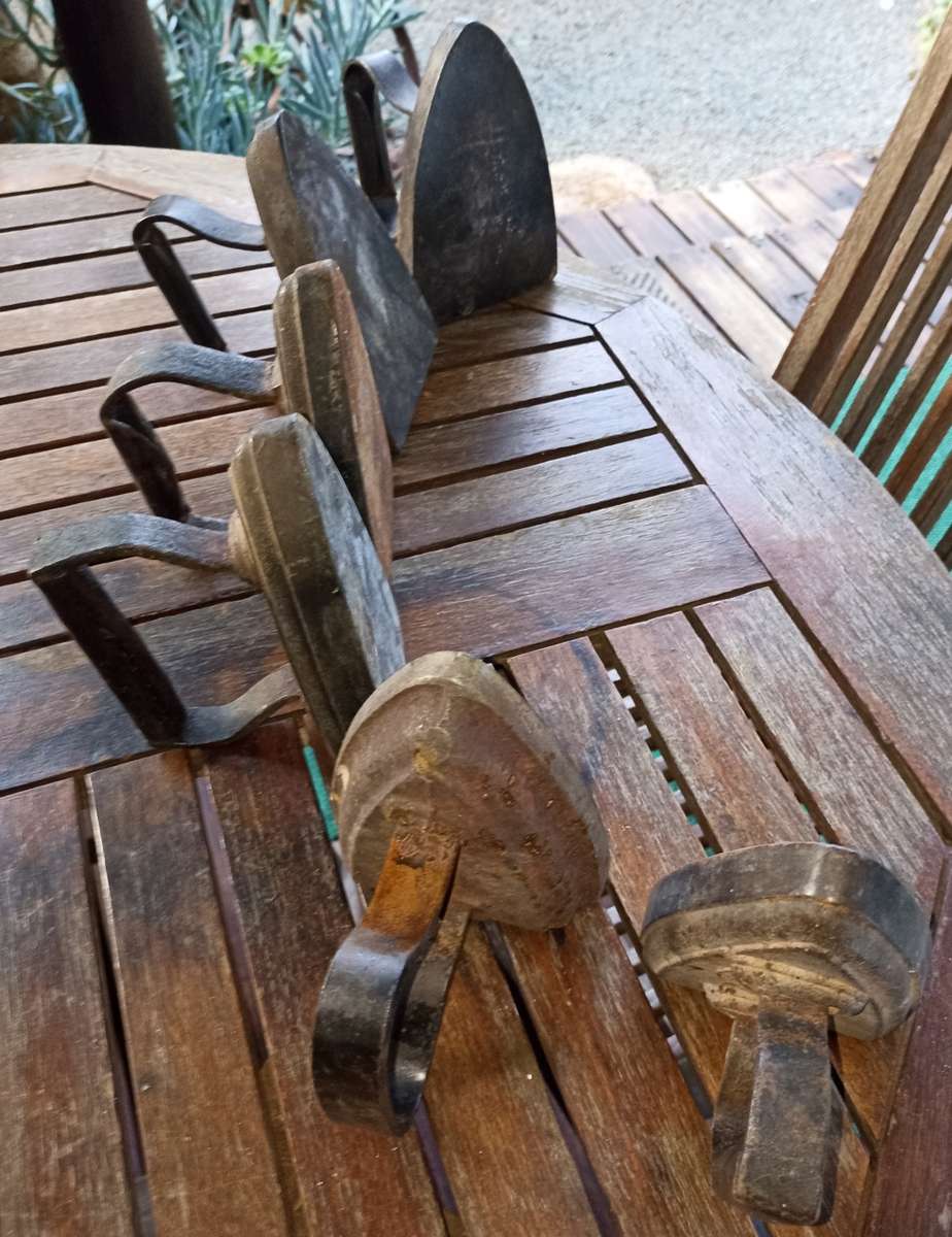 Vintage Cast Irons (2 x no 5`s: 2 x no 7`s, 2 x no 8`s)- NB! sell per iron not as lot