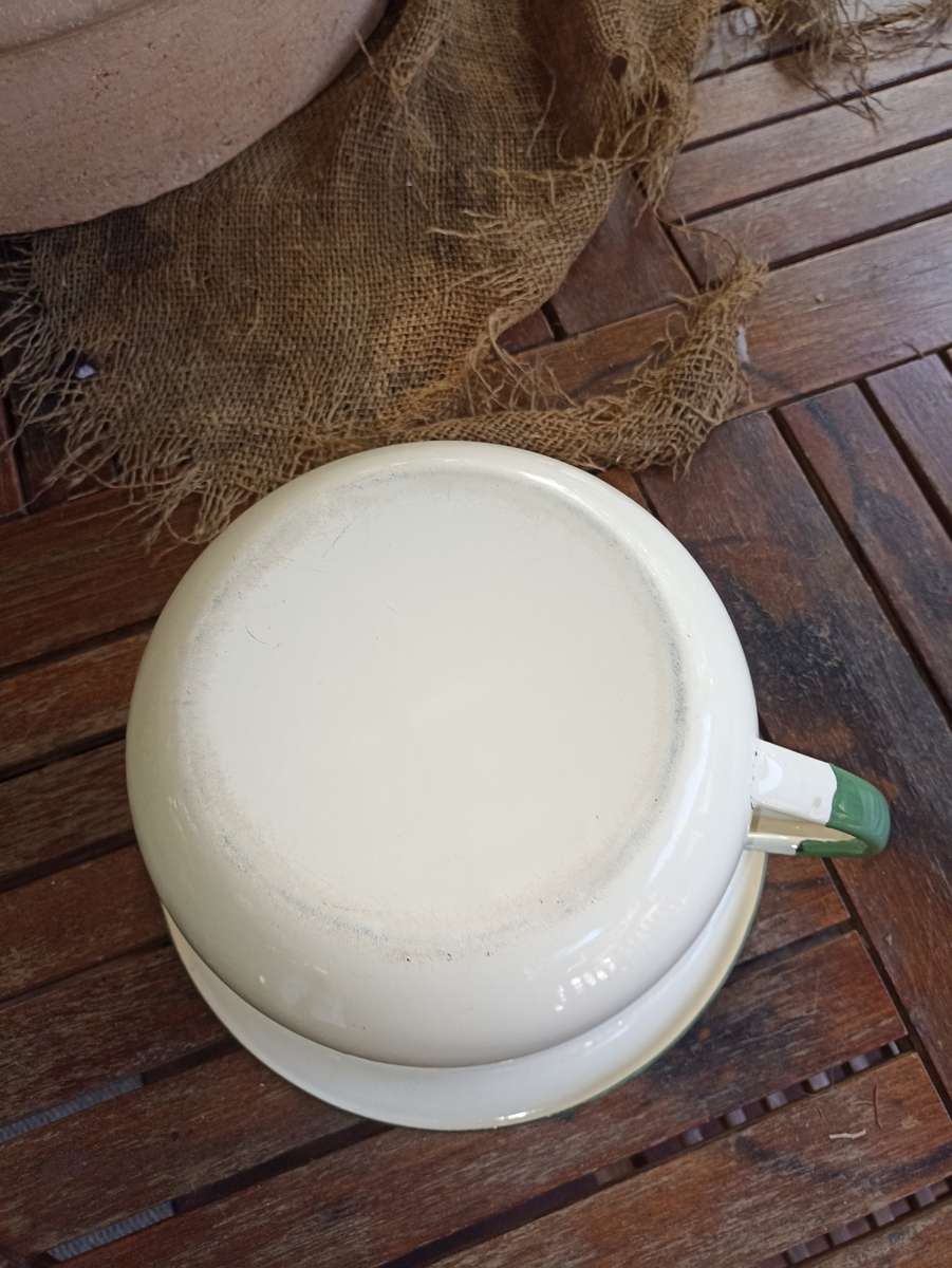Big Vintage Enamel Spittoon with green trimming-very good condition-TD 25 cm, H 13 cm