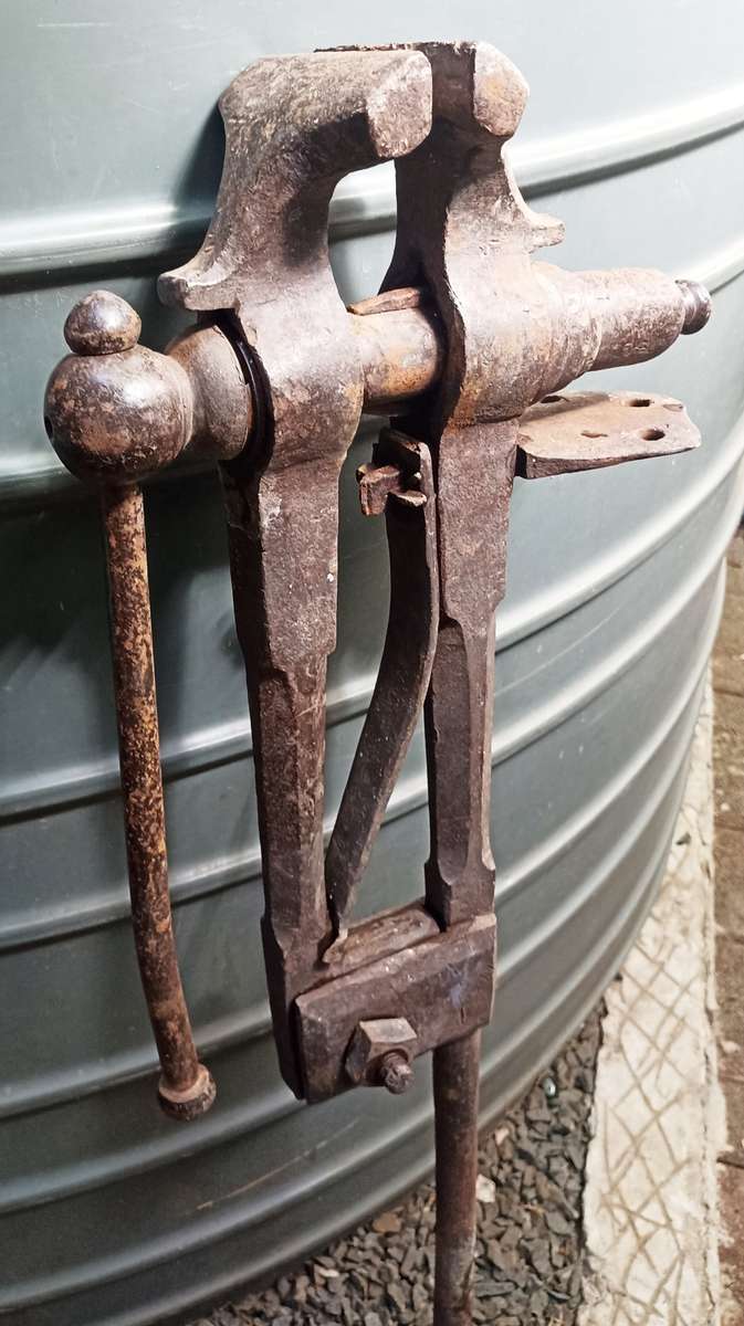 Wow!!!  Vintage Blacksmith Post Leg Vice-28 kg`s complete and in working order