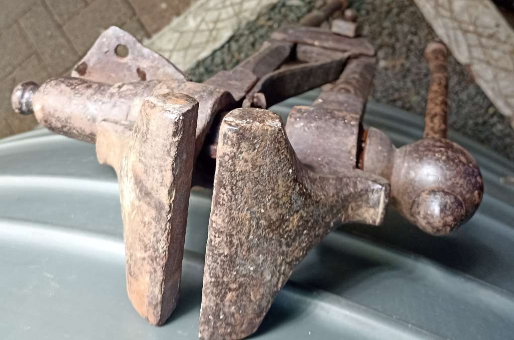 Wow!!!  Vintage Blacksmith Post Leg Vice-28 kg`s complete and in working order