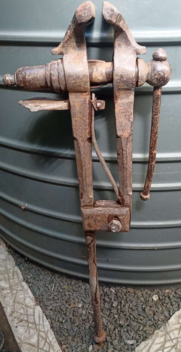 Wow!!!  Vintage Blacksmith Post Leg Vice-28 kg`s complete and in working order